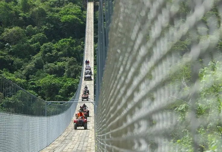 Fotografía de cuatrimotos en puente 